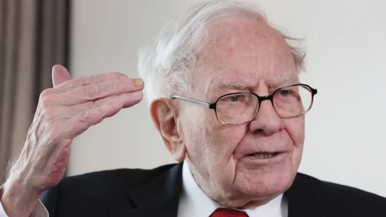 Warren Buffett's Berkshire Hathaway Sells More Apple Shares, Boosts Cash Reserves To Record High