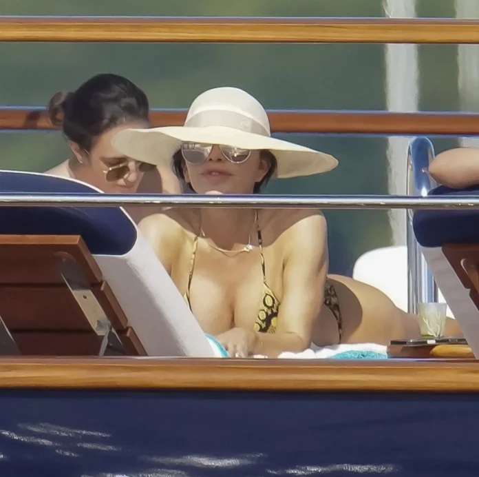 Lauren Sánchez Sunbathing on yatch Customs Officers Interrupt Lauren Sánchez Sunbathing On Jeff Bezos’ $500M Yacht To Conduct Surprise Raid