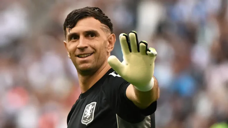 Manchester United Make Fresh Move for Emiliano Martinez