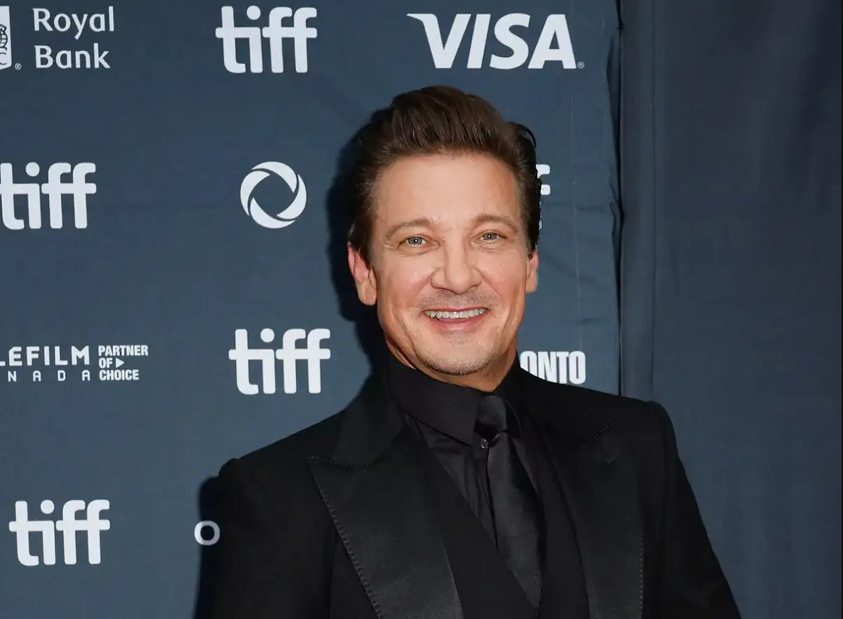 Jeremy Renner Denies Nudes