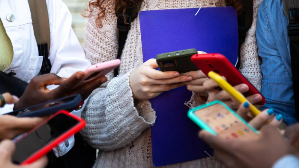 UK consulting on bringing in social media ban for under 16s